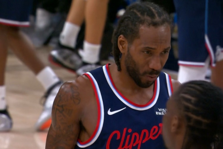 开云综合服务-动作有点大！赫夫防守击中伦纳德面部 被吹一级恶意犯规